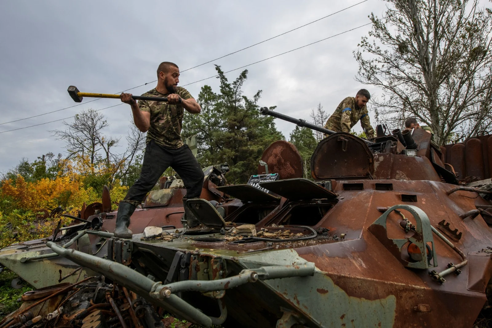 חיילים אוקראינים הורסים טנק רוסי בעיר איזיום