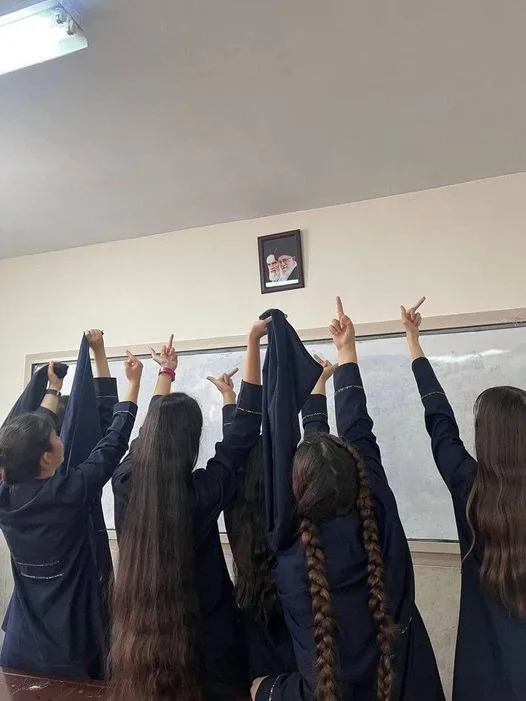 תלמידות איראניות בבתי הספר מפגינות נגד המשטר