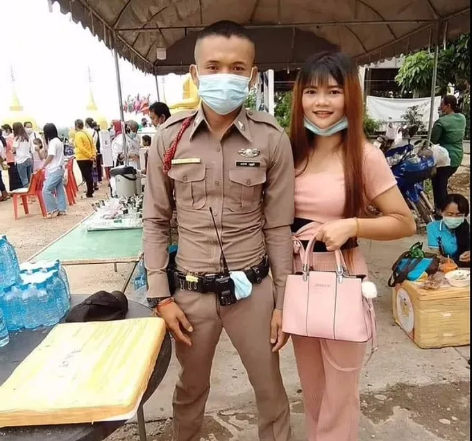 מבצע הטבח במעון בתאילנד עם אשתו, בתמונה מעברו במשטרה