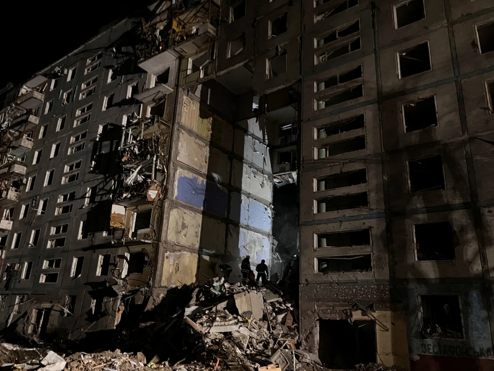 הריסות בניין בז'פוריז'יה אחרי הפצצה רוסית