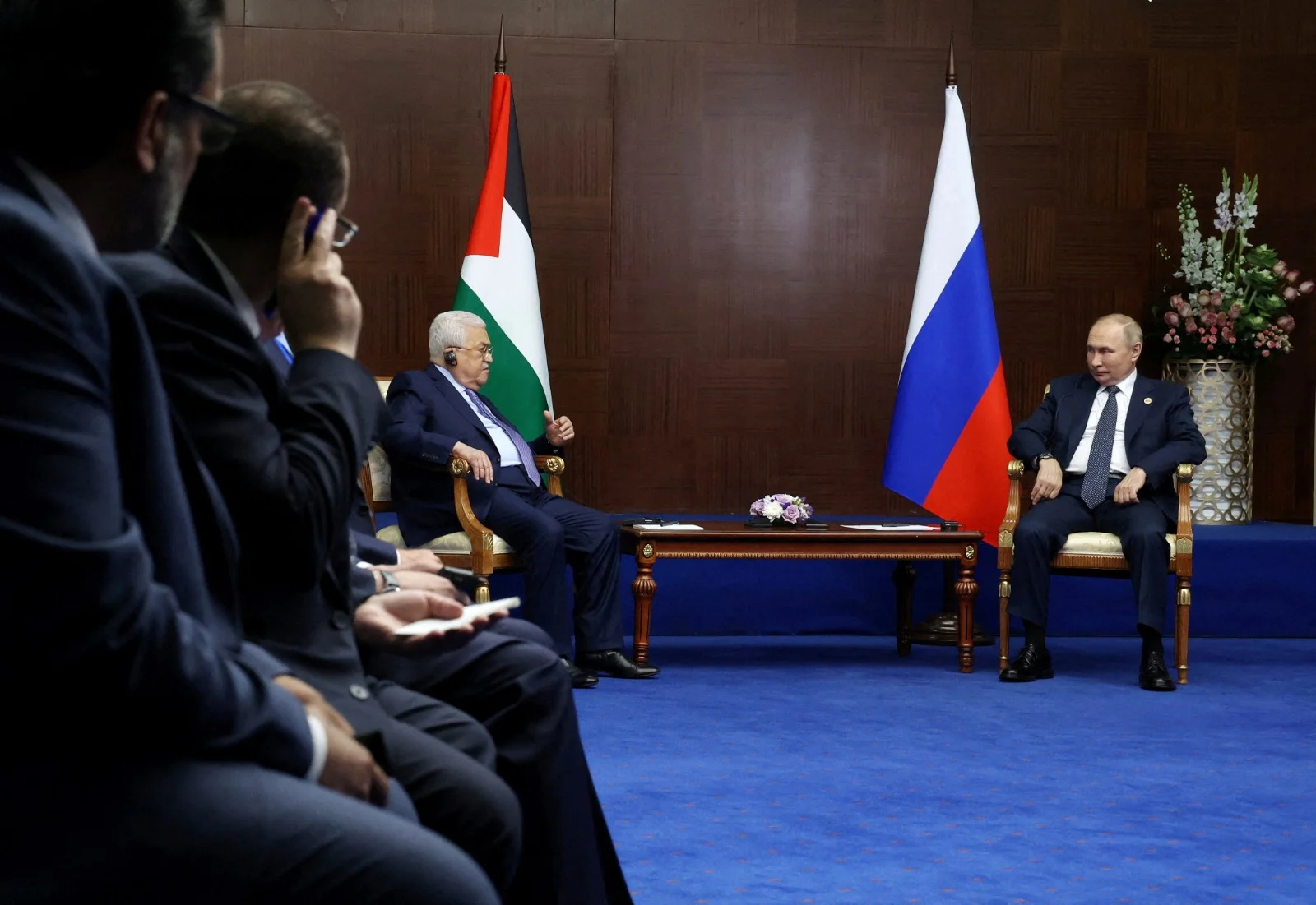 יו''ר הרשות הפלסטינית אבו מאזן ונשיא רוסיה ולדימיר פוטין בפגישתם בקזחסטן