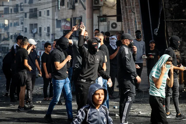 פלסטינים מתעמתים עם כוחות הביטחון בשועפאט