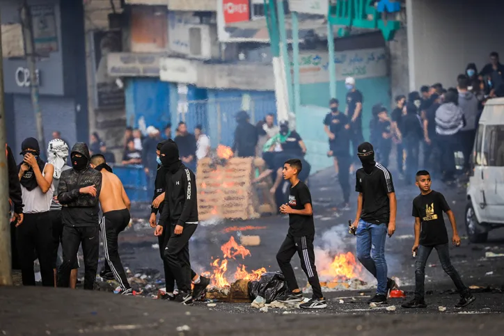 פלסטינים מתעמתים עם כוחות הביטחון בשועפאט, שועפט, מזרח ירושלים