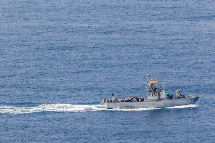 חיילי צה''ל על סירה בגבול לבנון