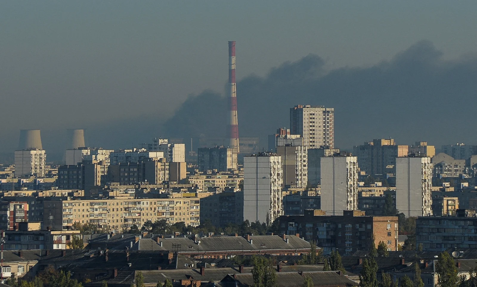 עשן מיתמר מעל שמי קייב כתוצאה מהתקיפות הרוסיות
