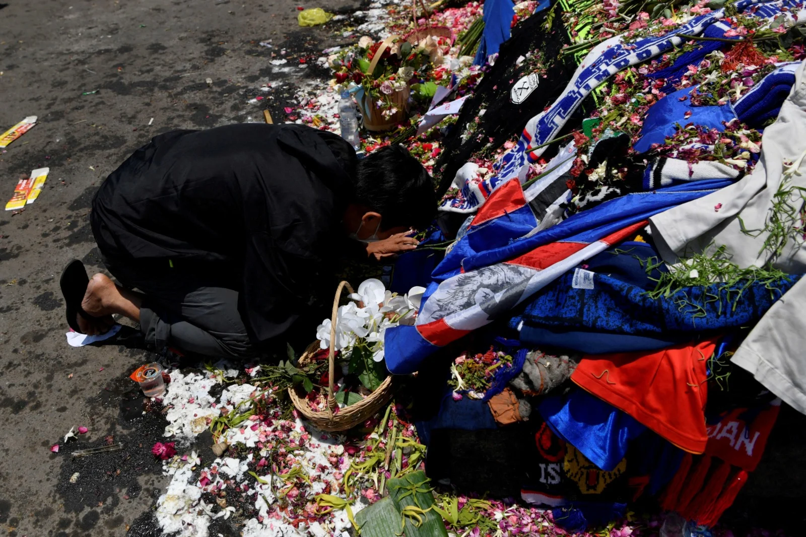 מתאבלים באינדונזיה לאחר האסון באצטדיון הכדורגל