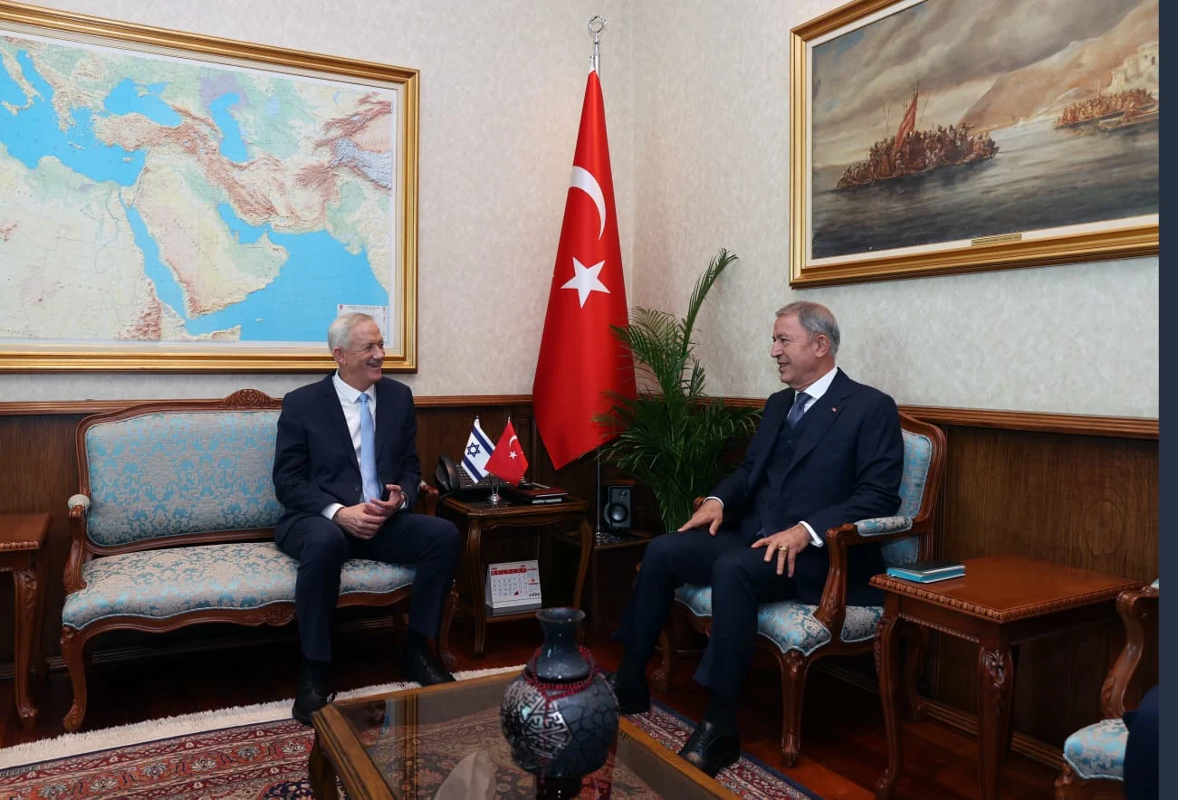שר הביטחון בני גנץ עם שר ההגנה הטורקי חולוסי אקאר