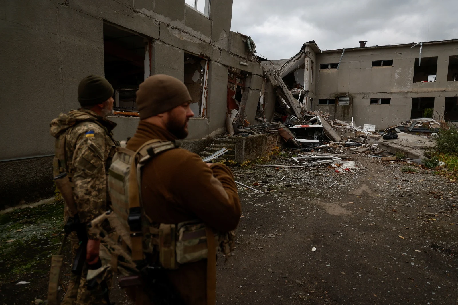 חיילים אוקראינים ליד בית ספר שנהרס בהפגזות רוסיות במיקולאייב
