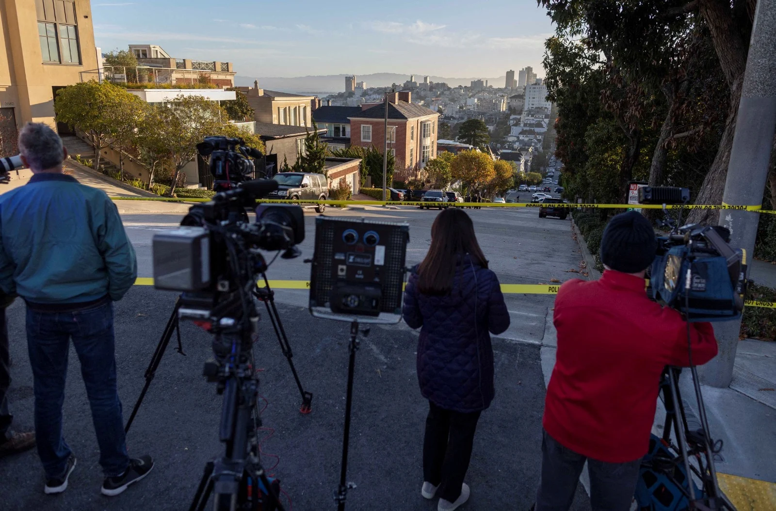תקשורת מחוץ לביתה של ננסי פלוסי בסן פרנסיסקו, לאחר התקיפה