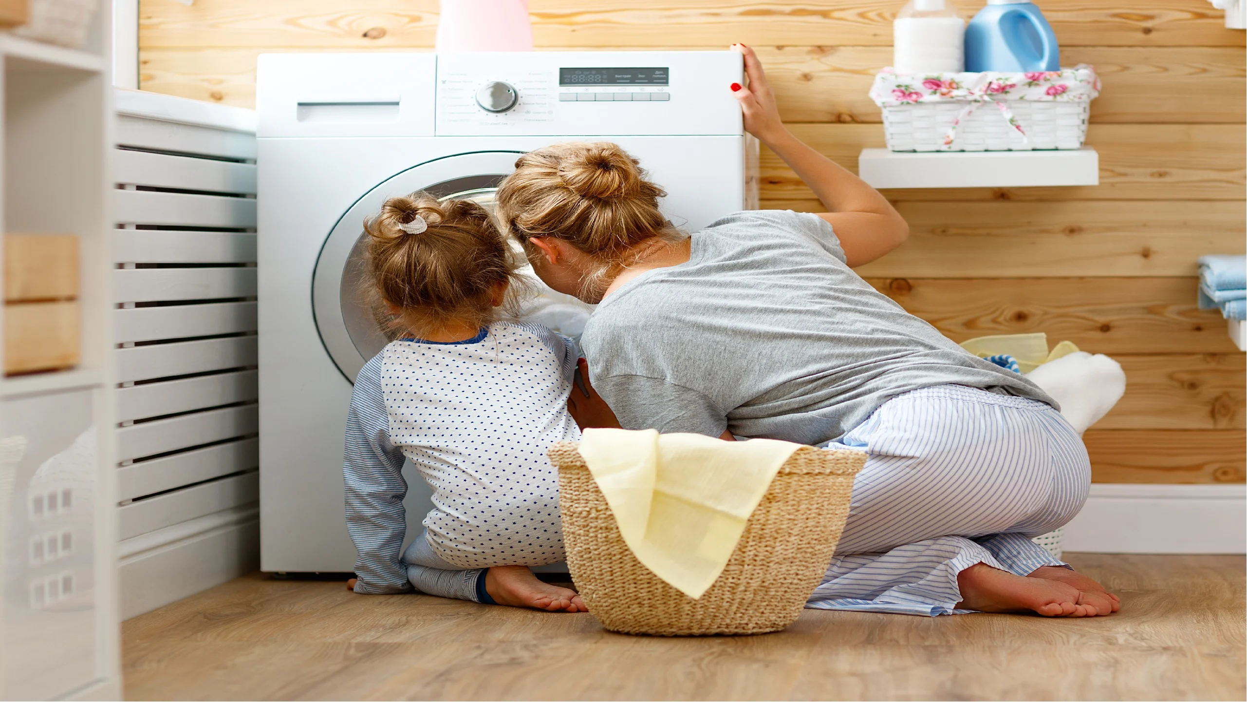 אמא וילד עושים כביסה