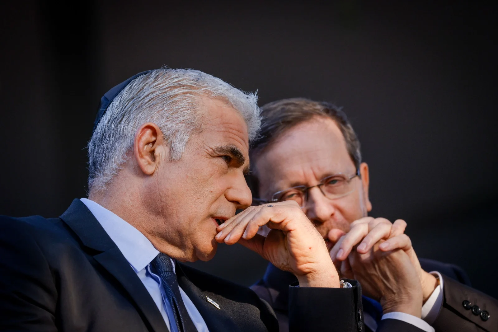 הנשיא יצחק הרצוג ורה''מ יאיר לפיד בטקס הזיכרון ליצחק רבין