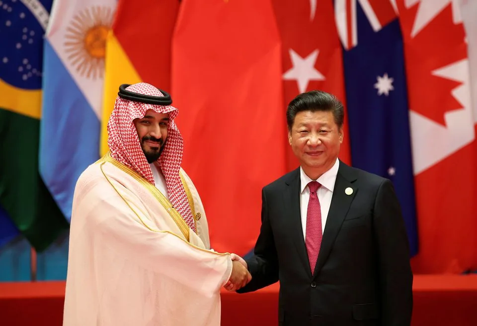 פועלת להדק יחסים עם סין ורוסיה, מבלי ''להכעיס'' את ארה''ב. יורש העצר הסעודי בן סלמאן לצד נשיא סין שי ג'ינפינג. 2016