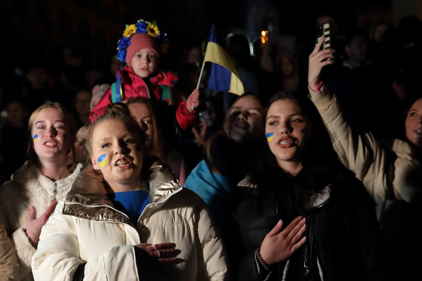 אזרחים חוגגים באוקראינה אחרי ההשתלטות על חרסון