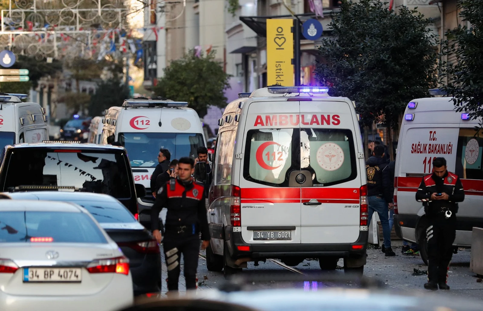 כוחות הצלה בזירת הפיצוץ באיסטנבול, טורקיה