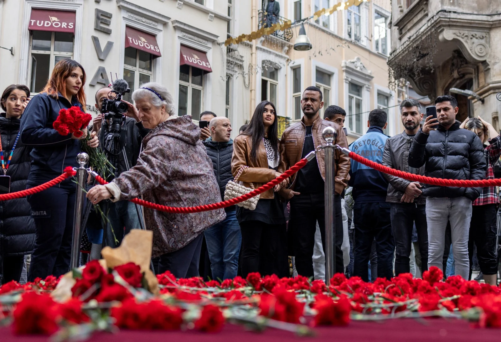 אזרחים מתאבלים בזירת הפיגוע באיסטנבול, טורקיה