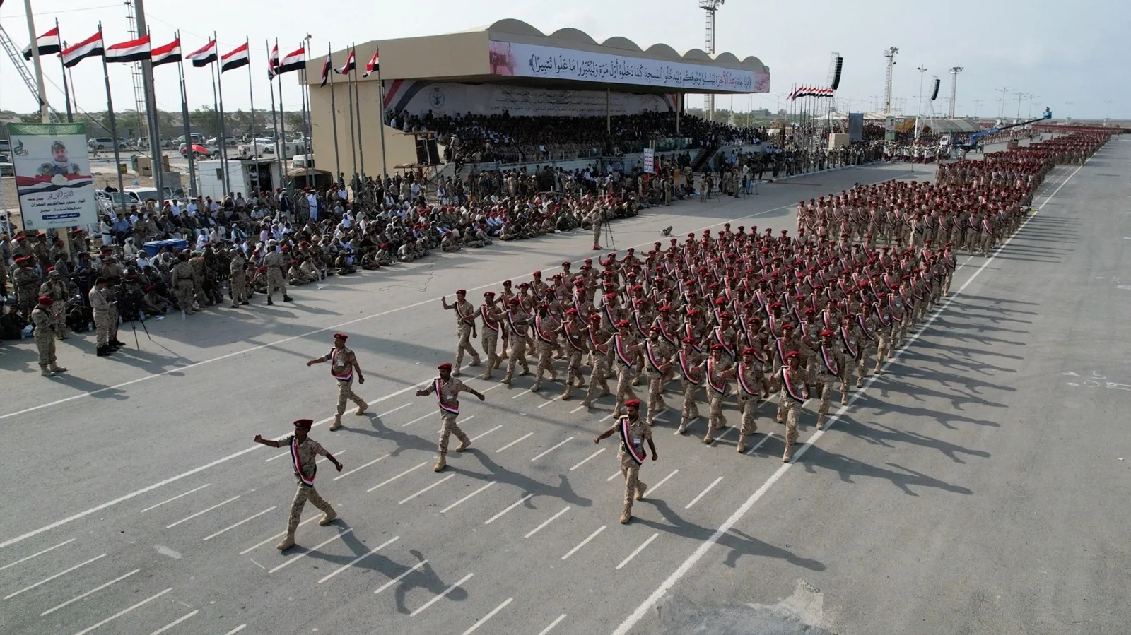 מצעד צבאי חות'י בעיר הנמל התימנית אל-חודידה