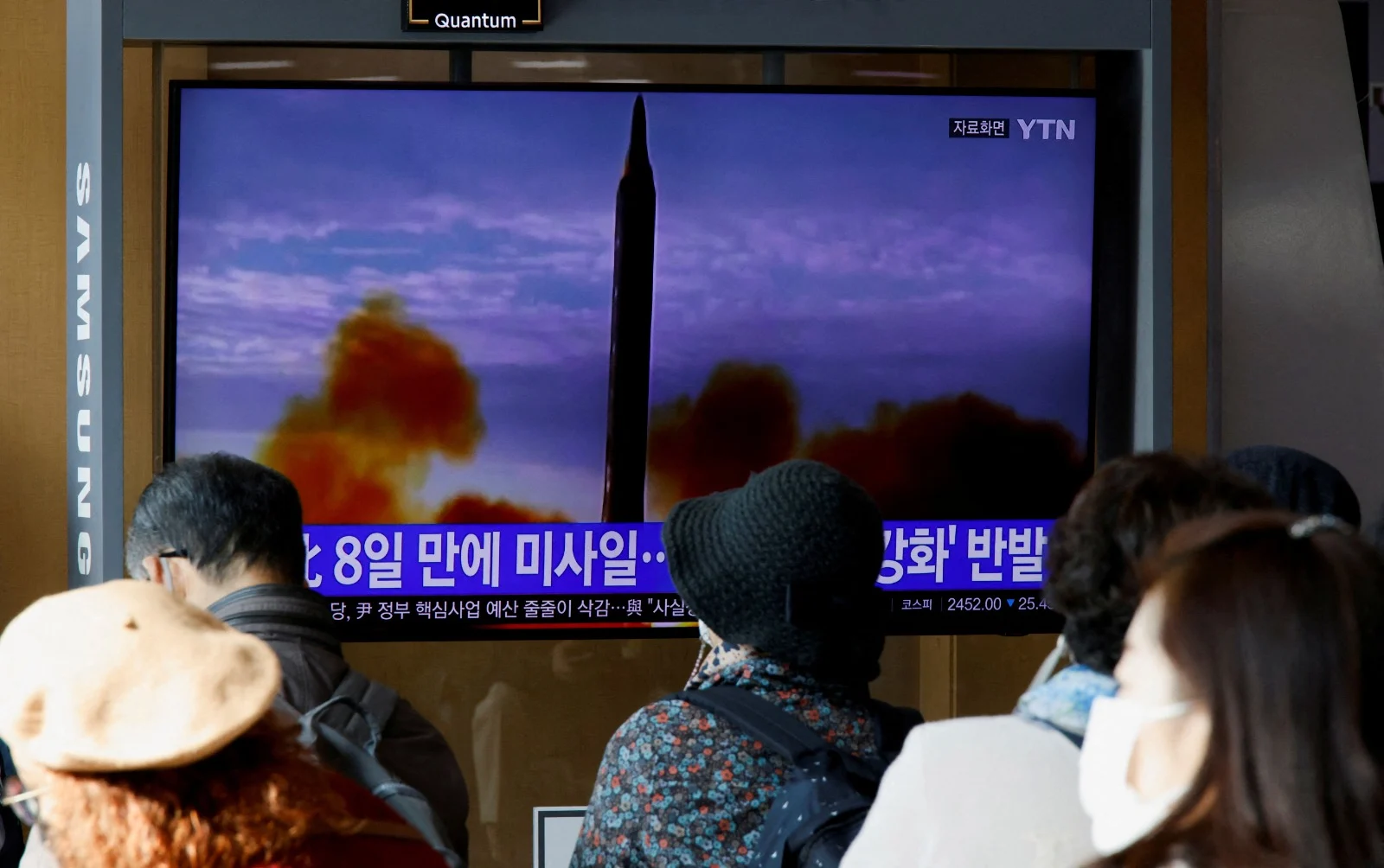 אזרחים בסיאול בירת דרום קוריאה צופים בדיווחי החדשות על שיגור הטיל מצפון קוריאה