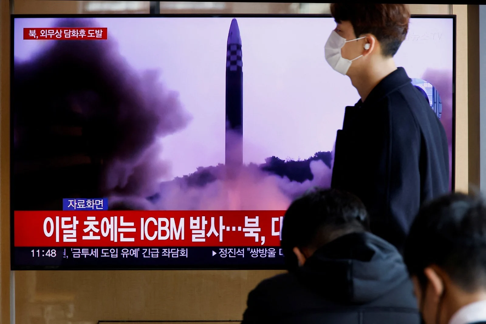 אזרחים בסיאול בירת דרום קוריאה צופים בדיווחי החדשות על שיגור הטיל מצפון קוריאה