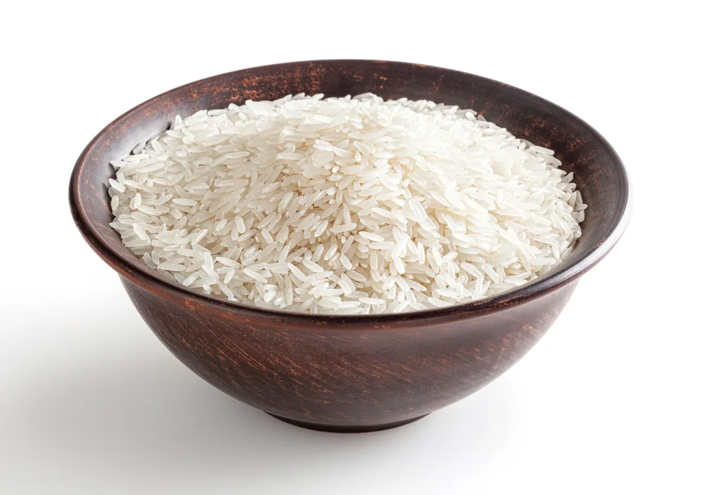Uncooked,jasmine,rice,in,ceramic,bowl,isolated,on,white,background