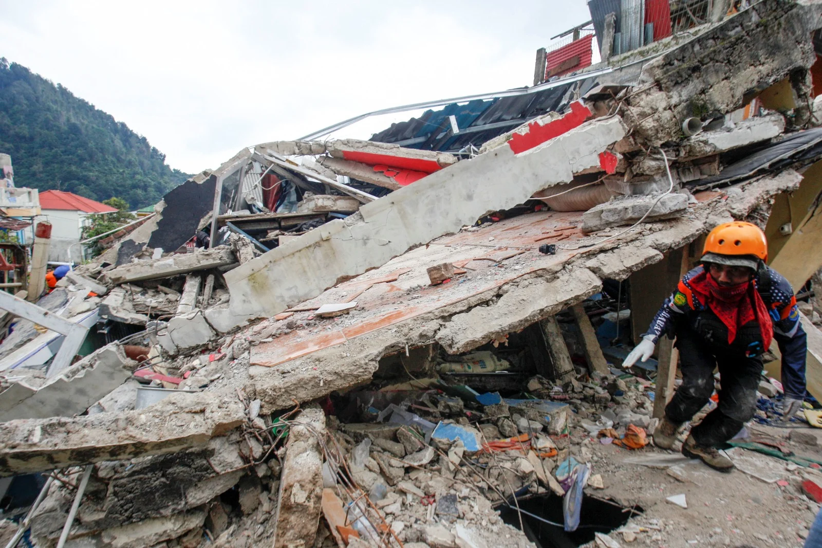 כ-30 איש עדיין נעדרים ברעידת האדמה באינדונזיה