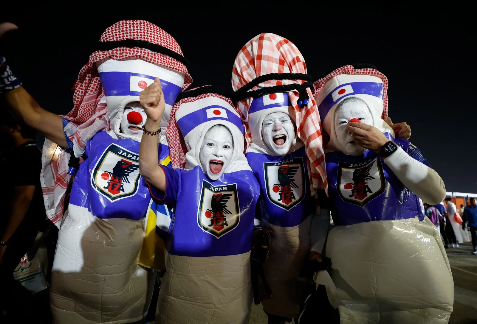 אוהדי נבחרת יפן חוגגים מונדיאל 2022 בקטר