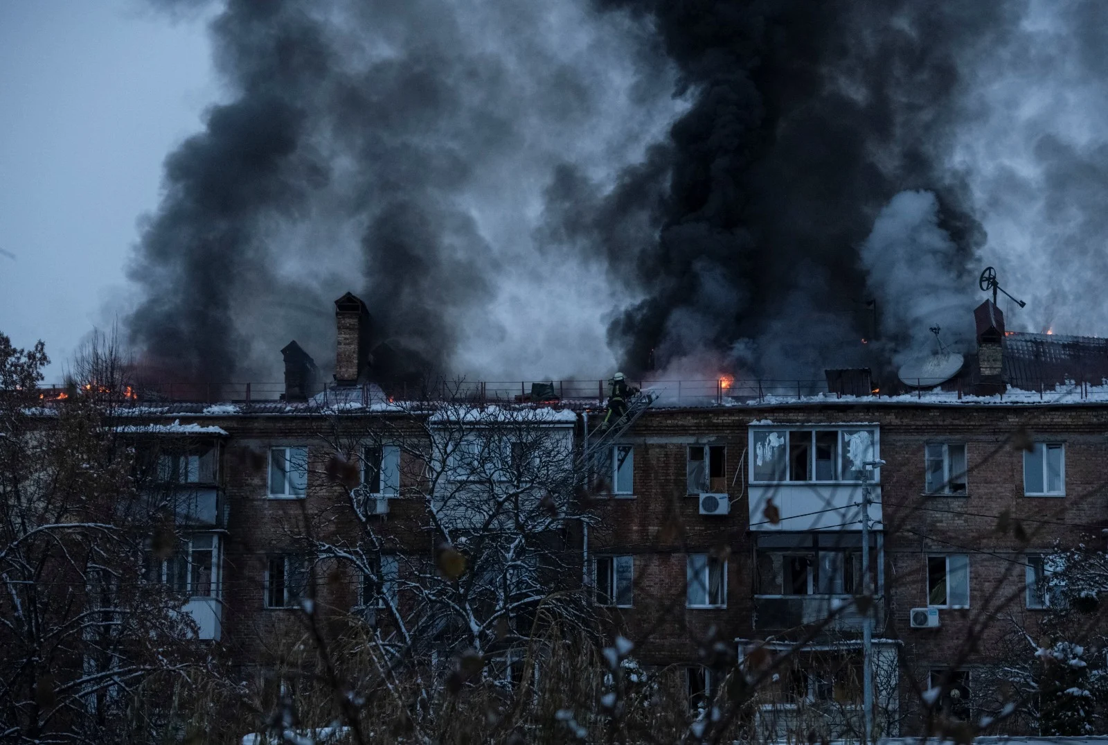 הרס בעיר וישגורוד, אוקראינה, בעקבות מתקפה רוסית