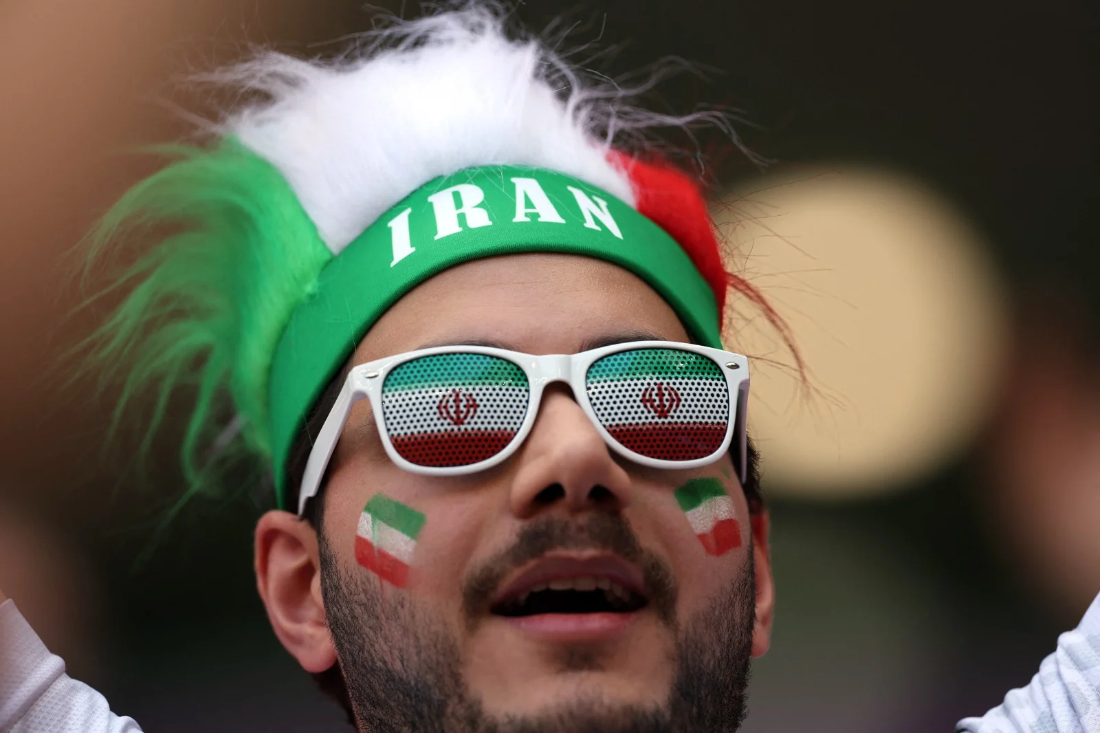 אוהד נבחרת איראן לפני המשחק מול ויילס