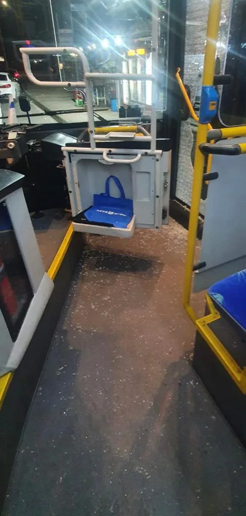 אוטובוס נפגע מיידוי אבנים בקריית אתא