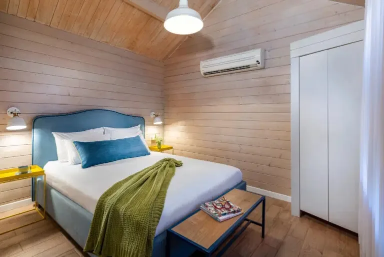 חדר השינה בוילג' מלון מטיילים על הירדן בשדה נחמיה