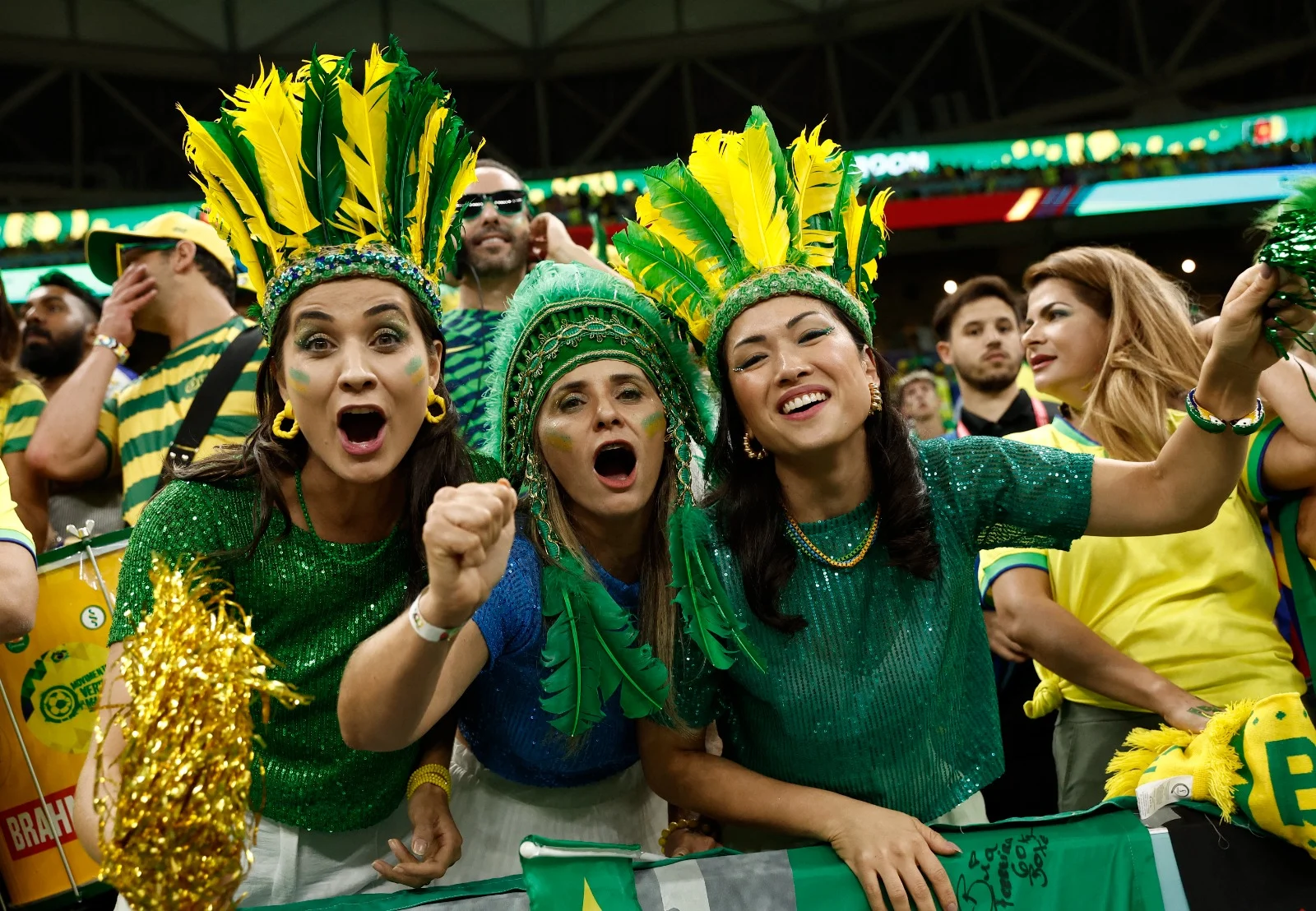 אוהדות נבחרת ברזיל ביציע לפני המשחק מול קמרון