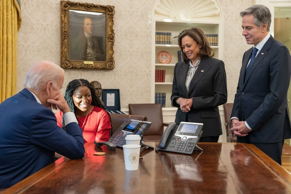 הנשיא ביידן, סגנית הנשיא האריס ומזכיר המדינה בלינקן עם בת זוגה של גריינר לאחר ההודעה על שחרורה