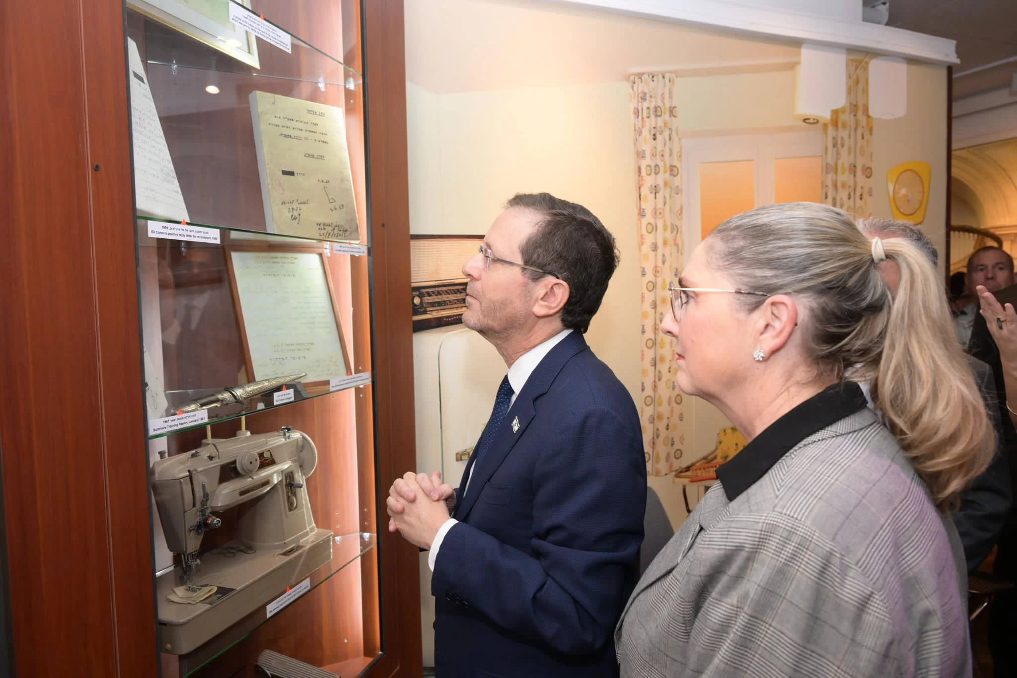 הנשיא יצחק הרצוג ורעייתו מיכל בבטקס פתיחת המוזיאון על שם אלי כהן, הרצליה