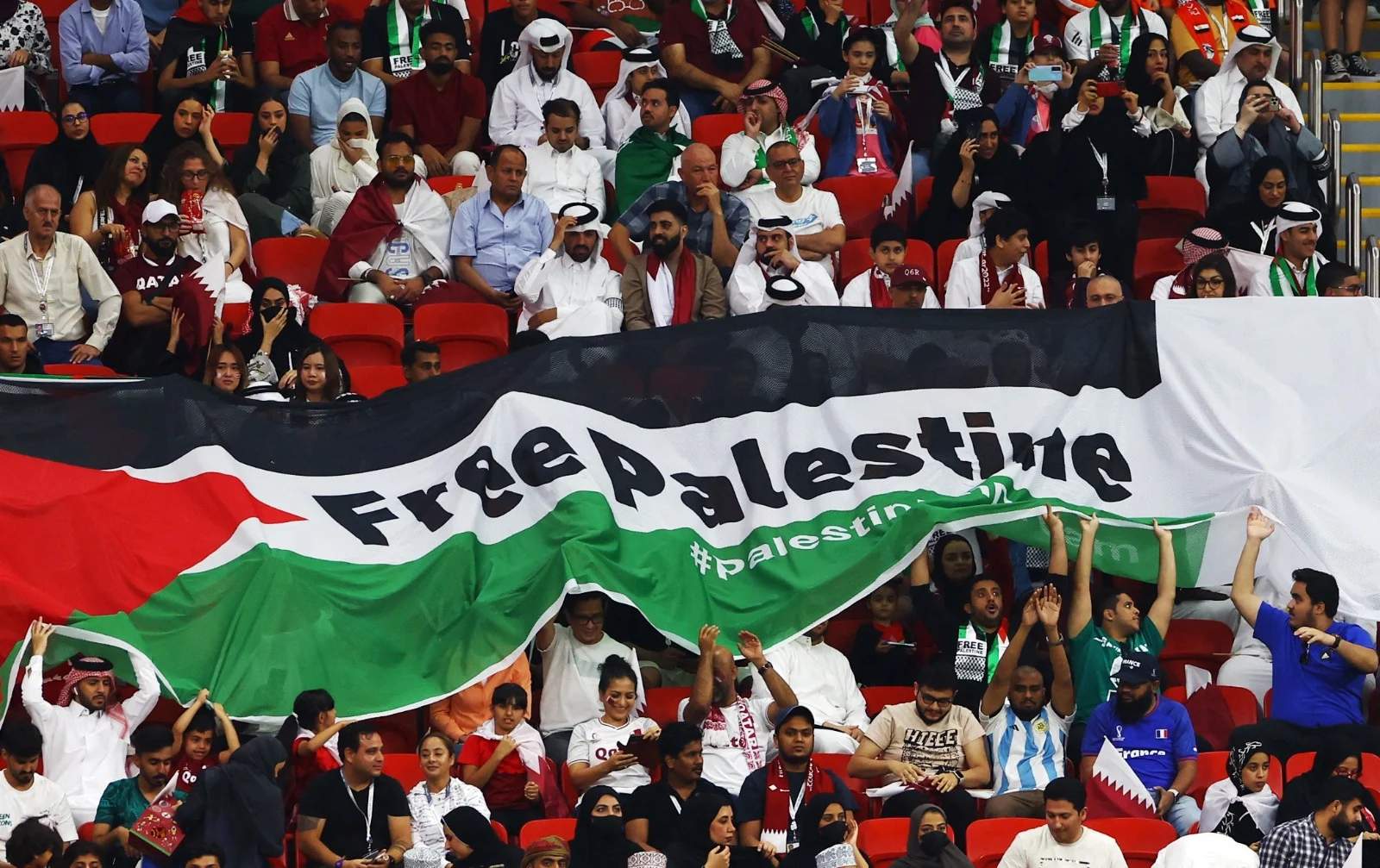 דגל פלסטין במשחק בין קטר להולנד במונדיאל