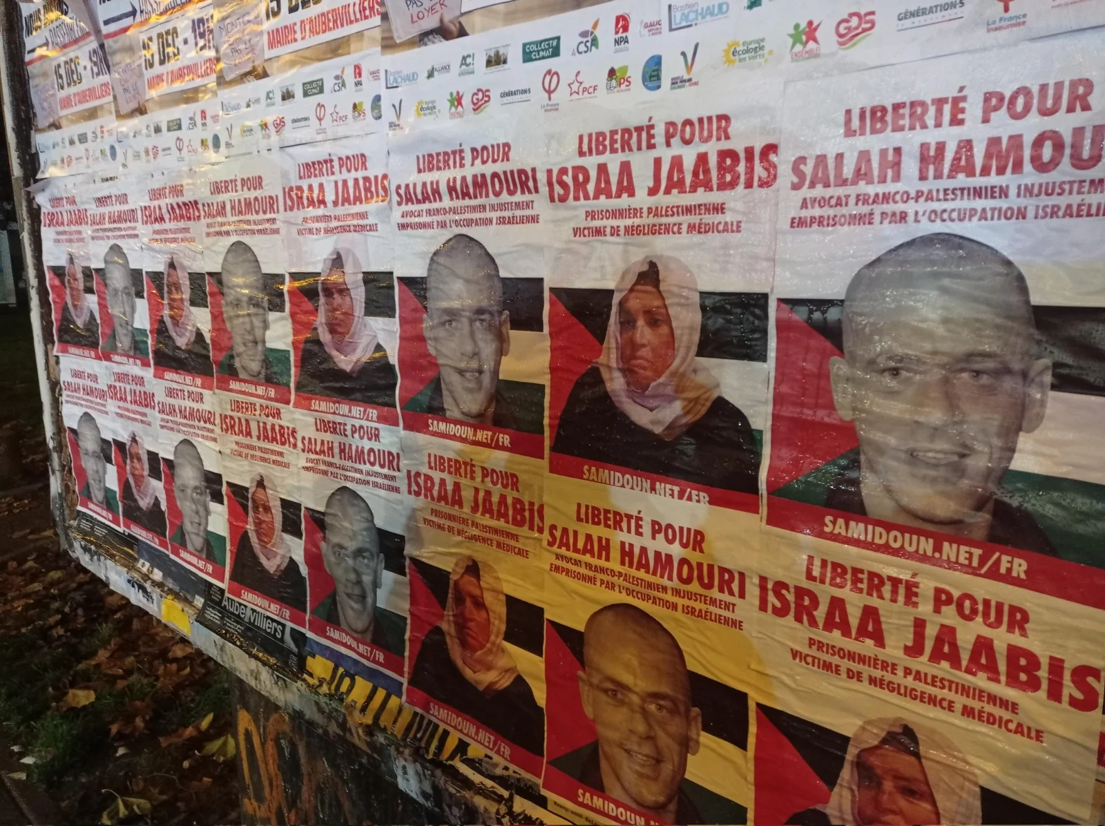 שלט בעיר אוברווילייה שבצרפת הקורא לשחרורו של חמורי ושל אסראא' ג'אבאס