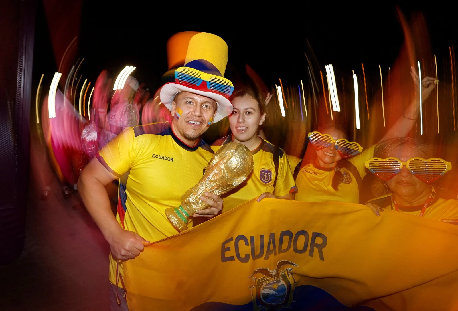 אוהדי אקוודור חוגגים את הניצחון על קטר במשחק הפתיחה