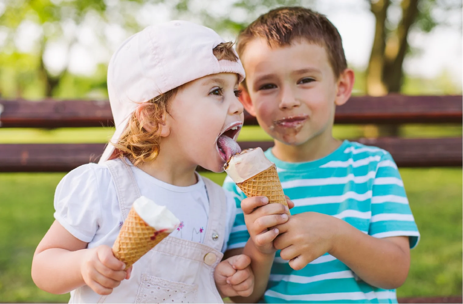 ילדים חולקים גלידה