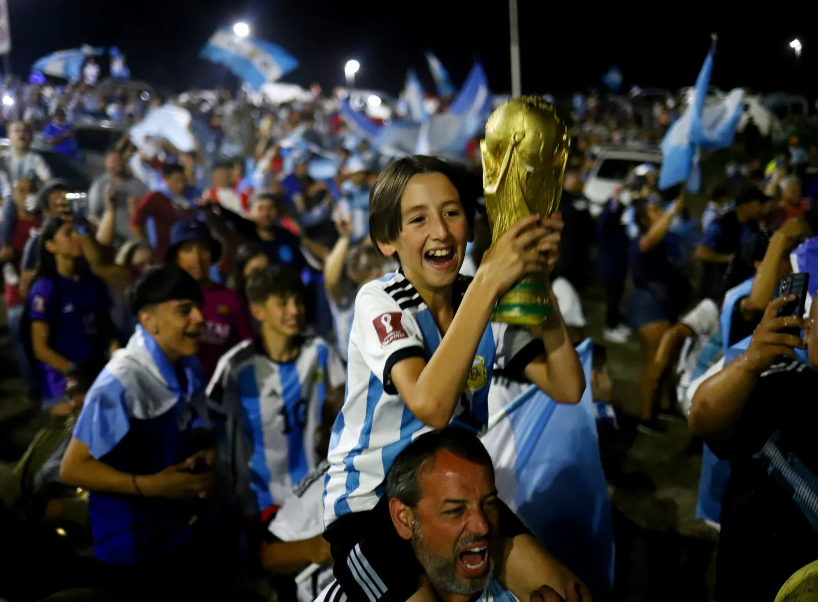אוהדי ארגנטינה מחכים לשחקני הנבחרת