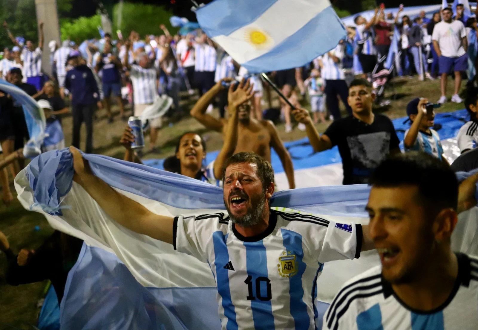 אוהדי ארגנטינה מחכים לשחקני הנבחרת