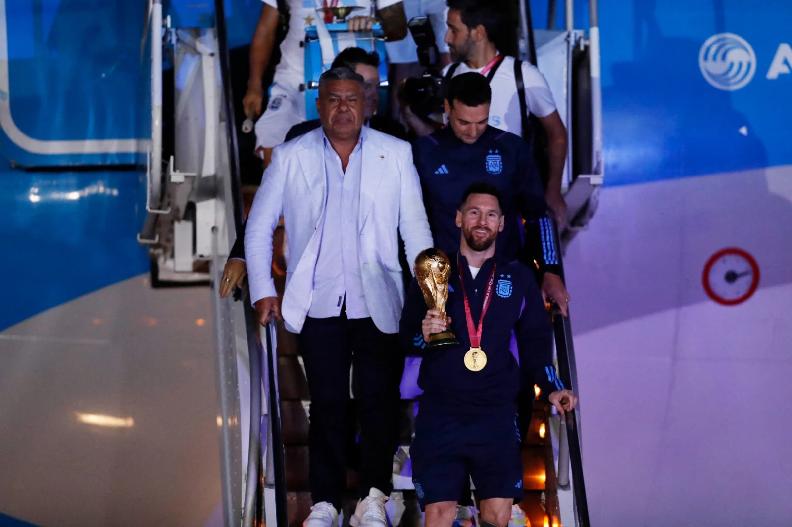 שחקני ארגנטינה ומסי נוחתים עם גביע העולם