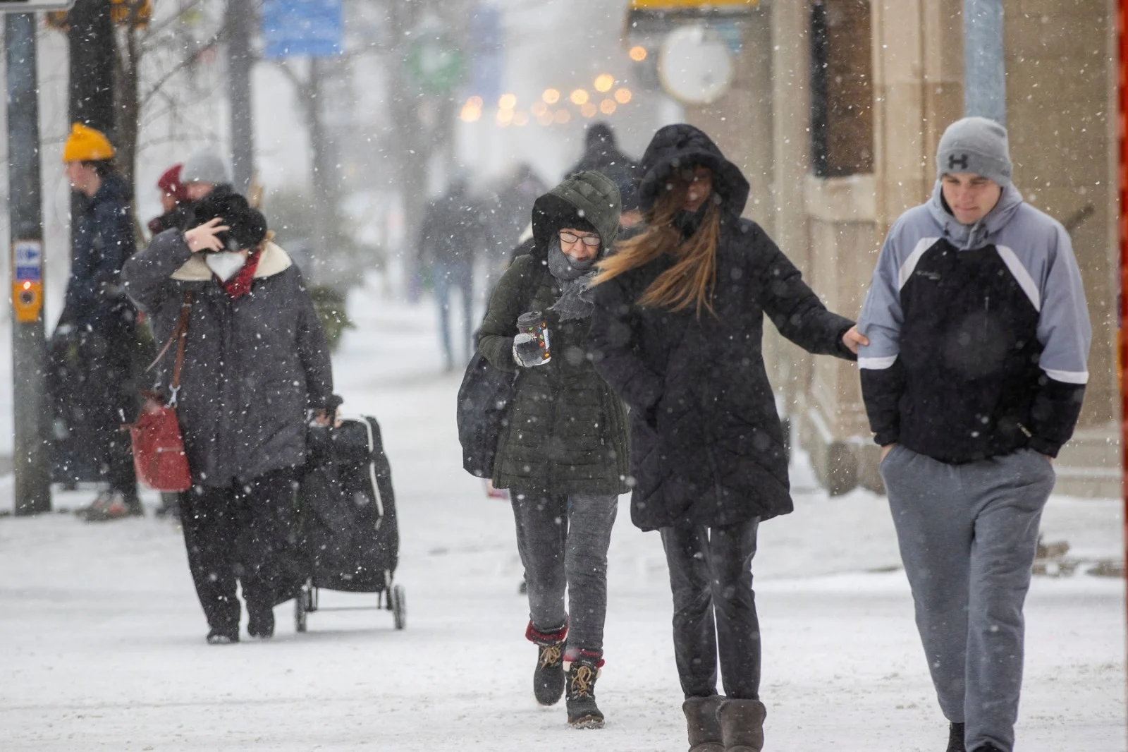 הסופה ממשיכה לשבור שיאים. אנשים ברחוב בקנדה