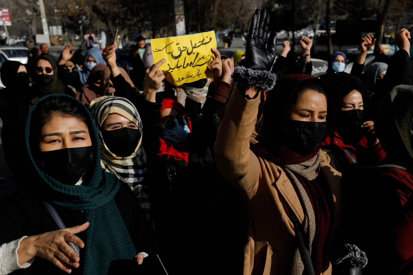 נשים בקאבול אפגניסטן מפגינות נגד האיסור ללמוד באוניברסיטה