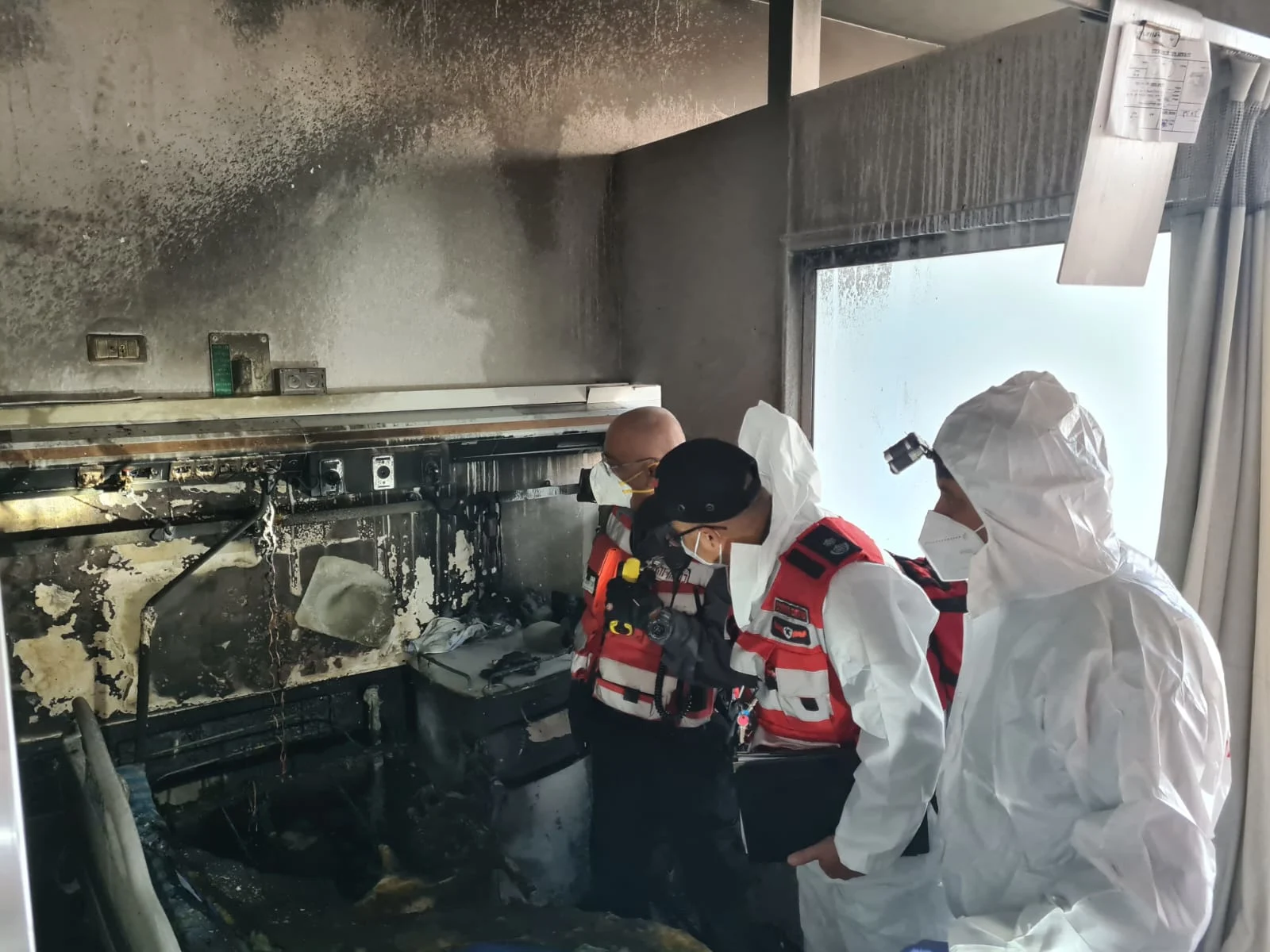 כוחות כיבוי והצלה בתוך בית החולים סורוקה בעקבות השריפה