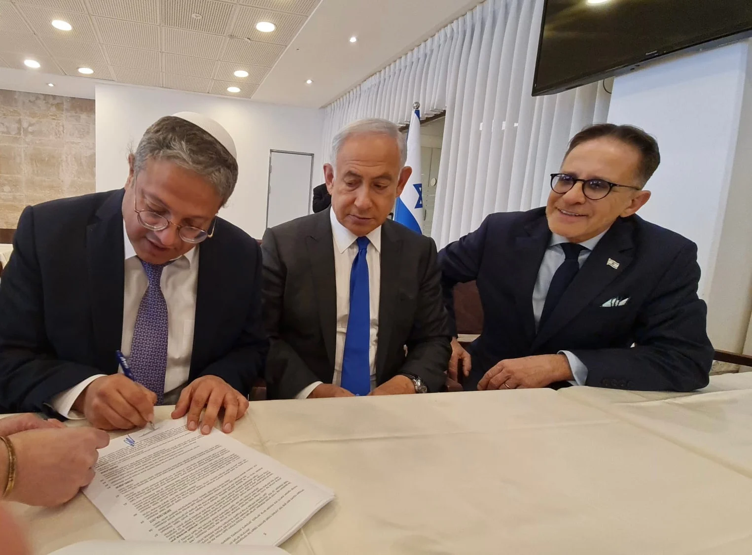 חתימת ההסכמים הקואליציוניים בין הליכוד לעוצמה יהודית