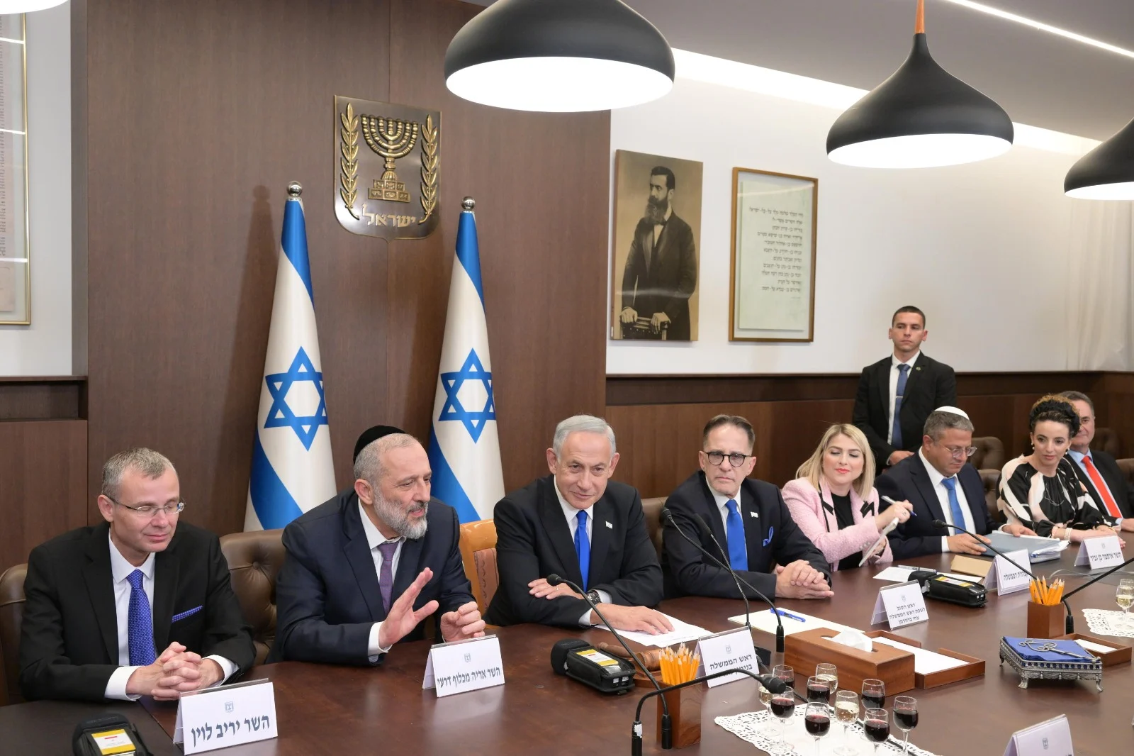 נתניהו, דרעי ולוין, ישיבת הממשלה הראשונה של ממשלת ישראל ה-37
