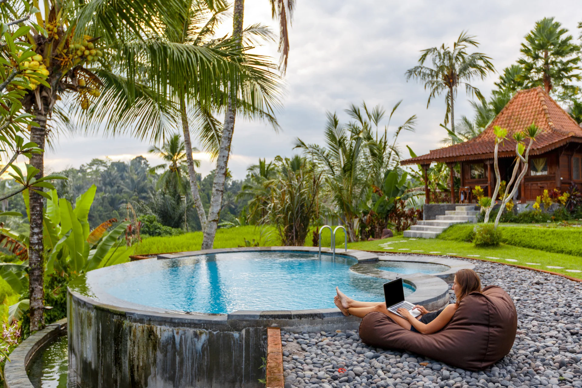 Woman,summer,freelance,nomand,work,relaxing,with,laptop,near,swimming