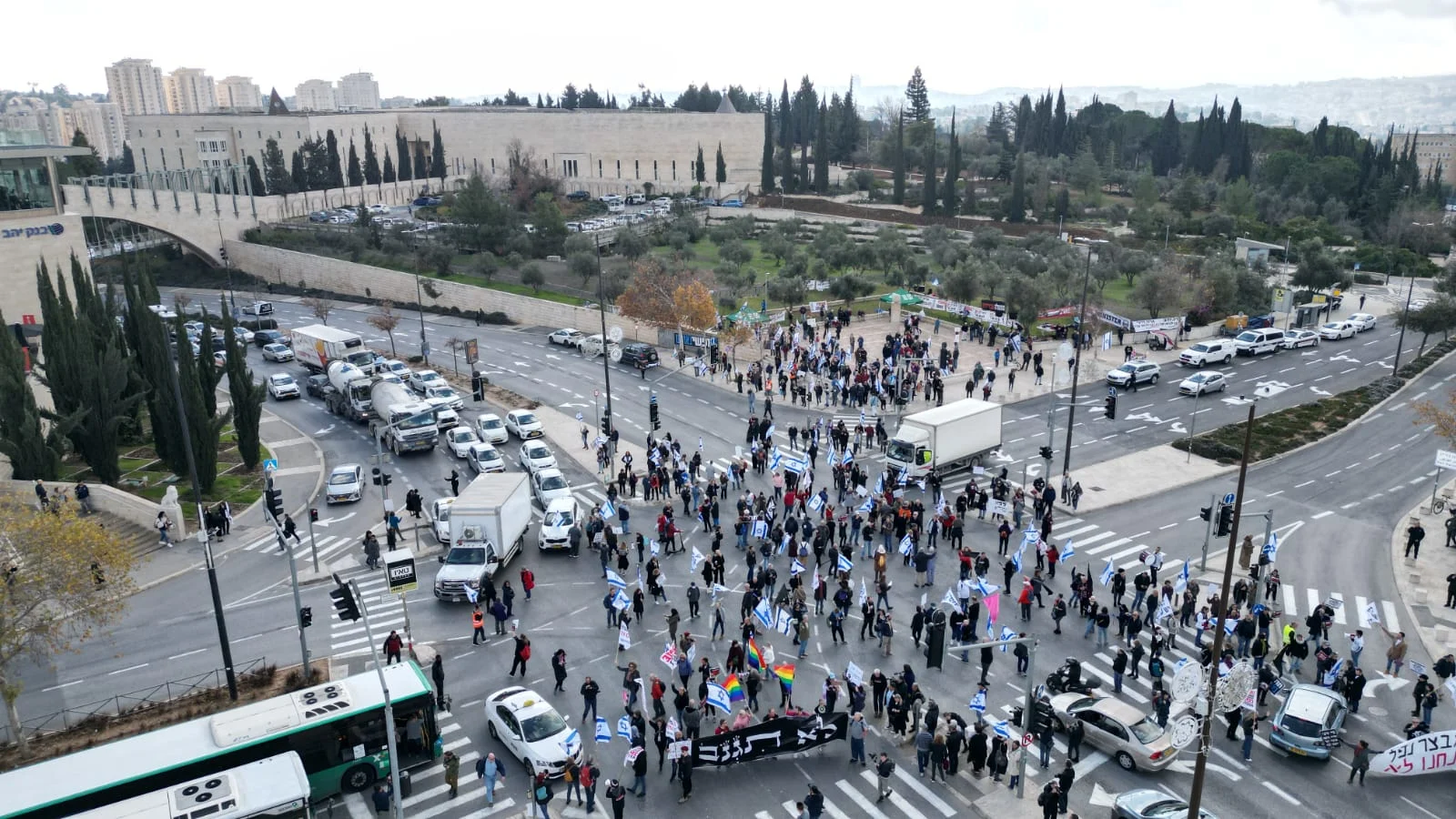 מפגינים מחות לבית המשפט העליון בירושלים חוסמים את הצומת