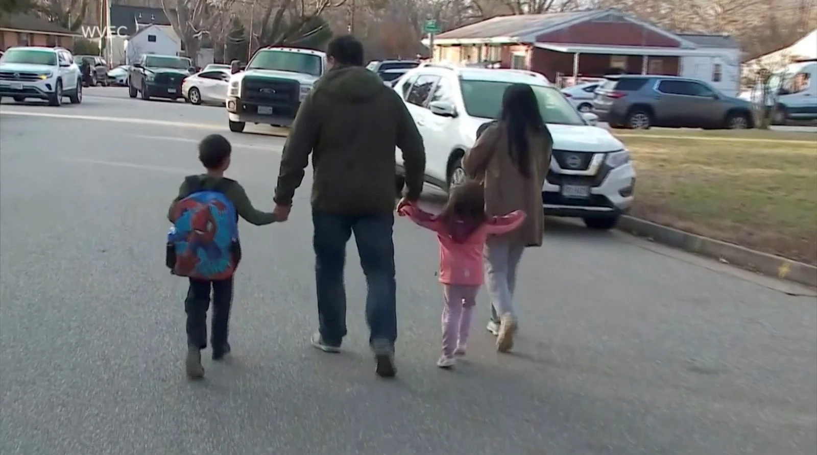 הורים לוקחים את ילדיהם מבית הספר היסודי בווירג'יניה ארה''ב, לאחר שבן 6 ירה במורתו