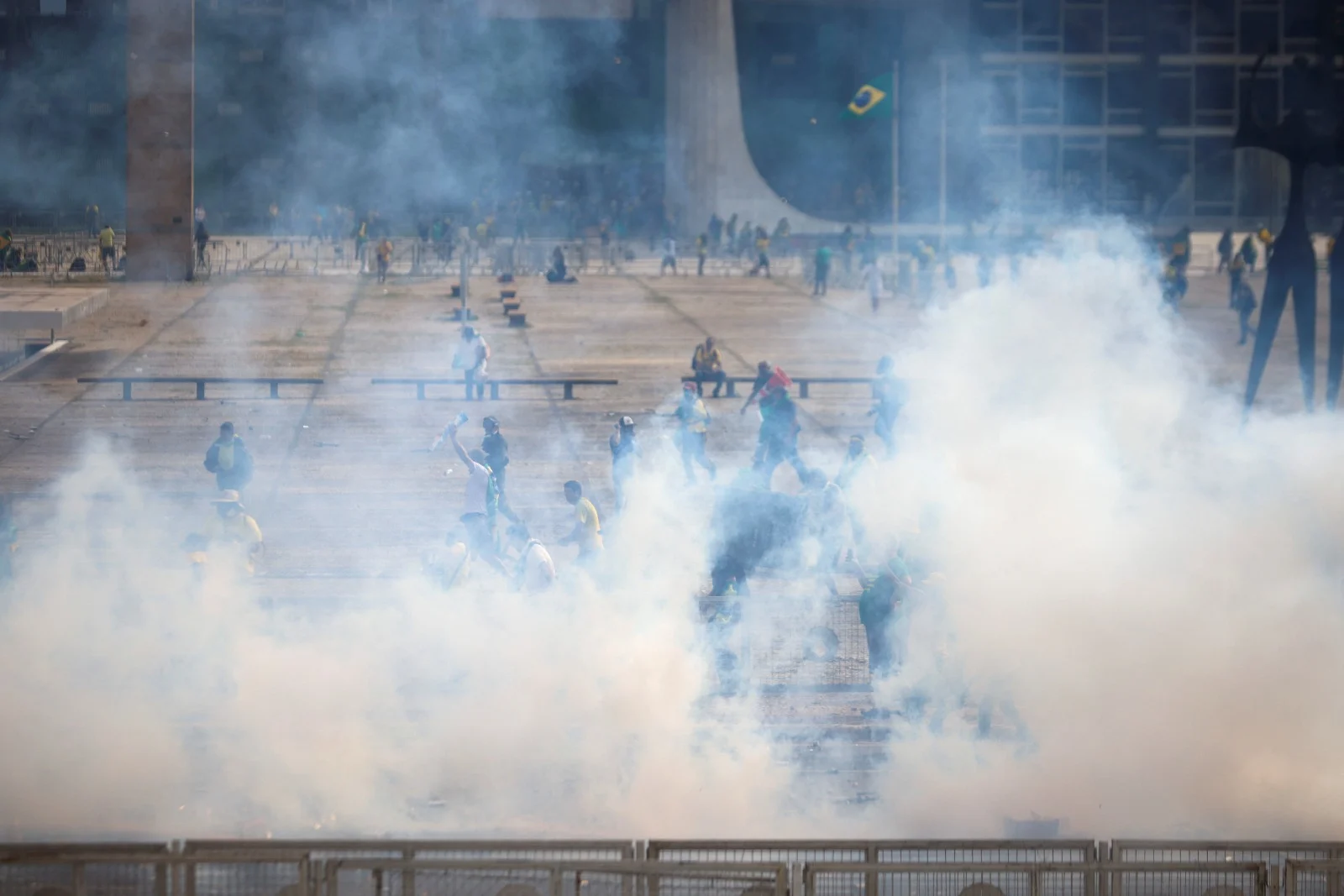 עימותים בברזיל: תומכי בולסונארו פרצו לבניין הקונגרס