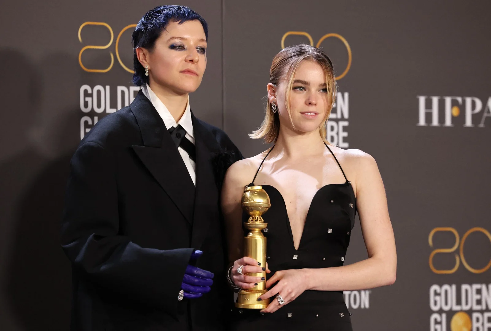 שחקניות ''בית הדרקון'' מקבלות את הפרס לסדרת הטלוויזיה הטובה ביותר