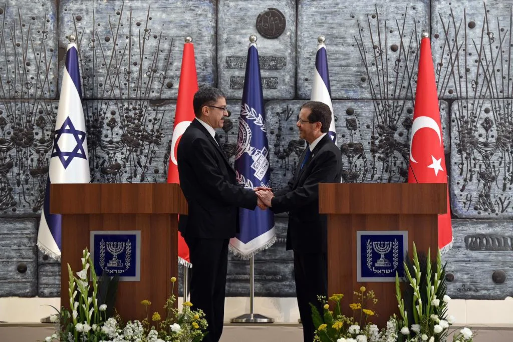 נשיא המדינה יצחק הרצוג מקבל את כתב האמנה משגריר טורקיה בישראל